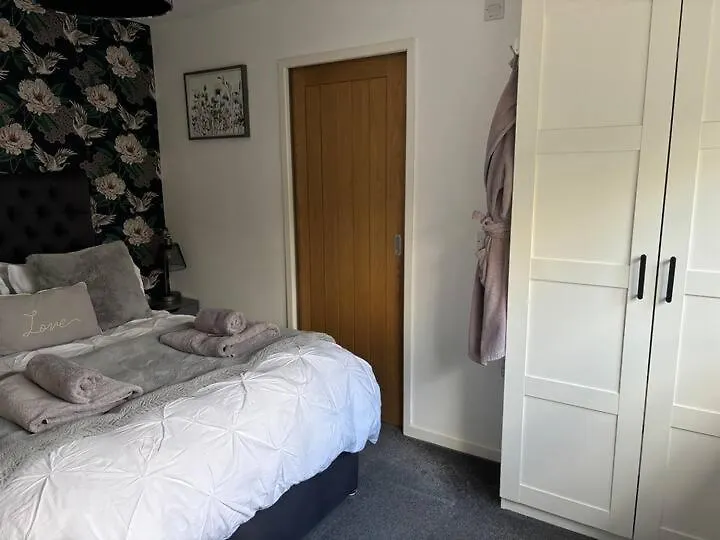 Secret Gem 1 Bed Garden Flat Private Luxury Hot Tub Apartment Bournemouth 0*,  United Kingdom