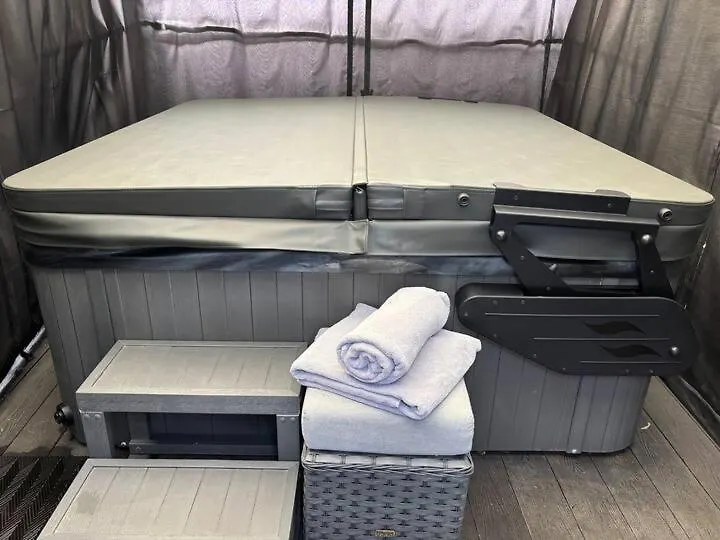 Secret Gem 1 Bed Garden Flat Private Luxury Hot Tub Apartment Bournemouth