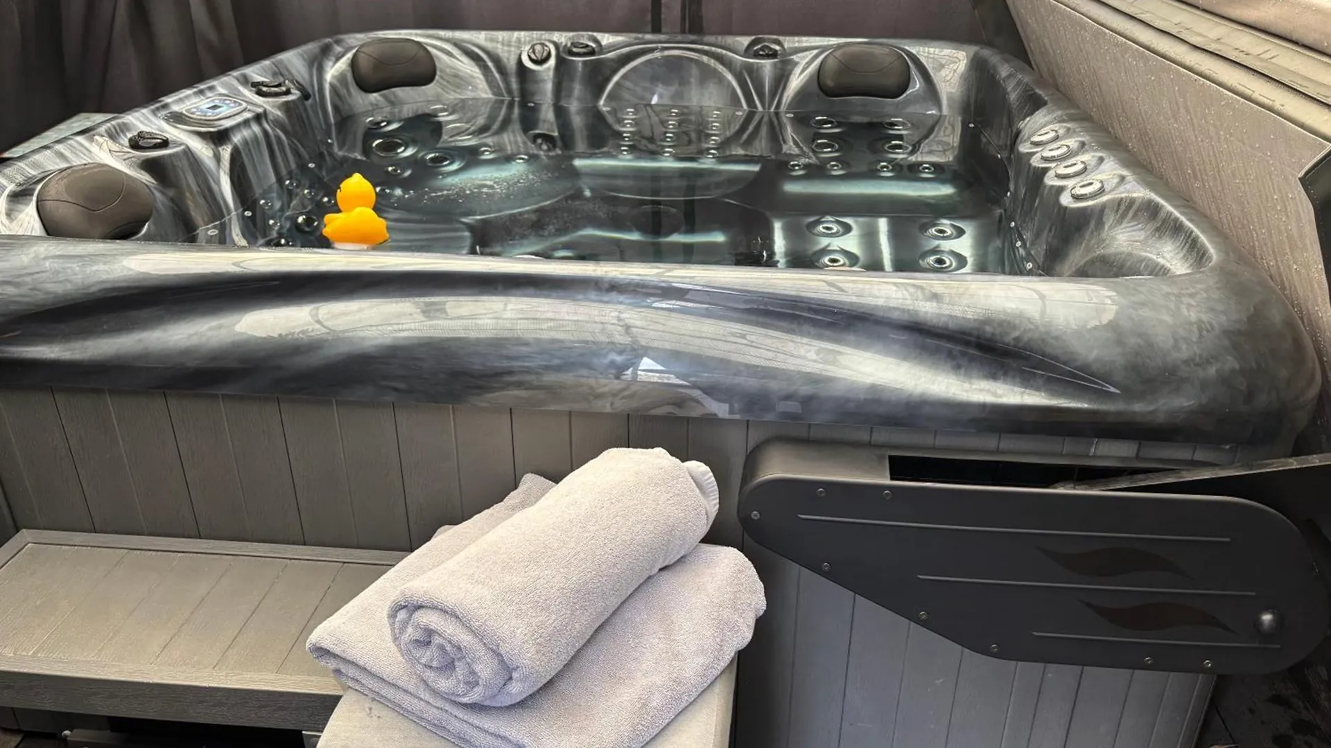 Secret Gem 1 Bed Garden Flat Private Luxury Hot Tub Apartment Bournemouth