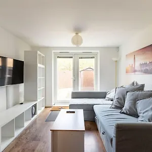  Apartment Urban Oasis: Modern 2-bedroom With Entertainment & Parking