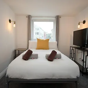  Apartment Bank - Prime Town Centre Location - Close To The Beach!