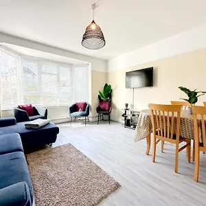  Apartment 3 Bedroom - Parking